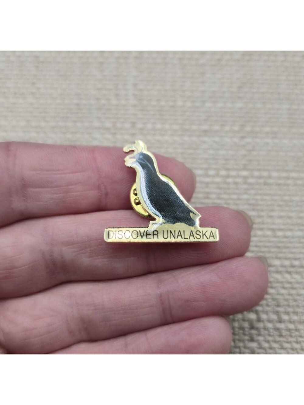 Vintage Discover Unalaska Alaska Enamel Tufted Puffin Bird Pin A7702